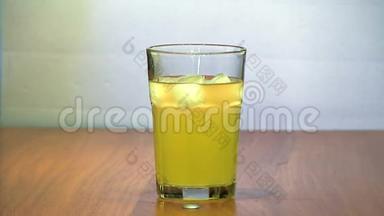 冰在漏斗里转，在一个玻璃杯里放柠檬水汽水。